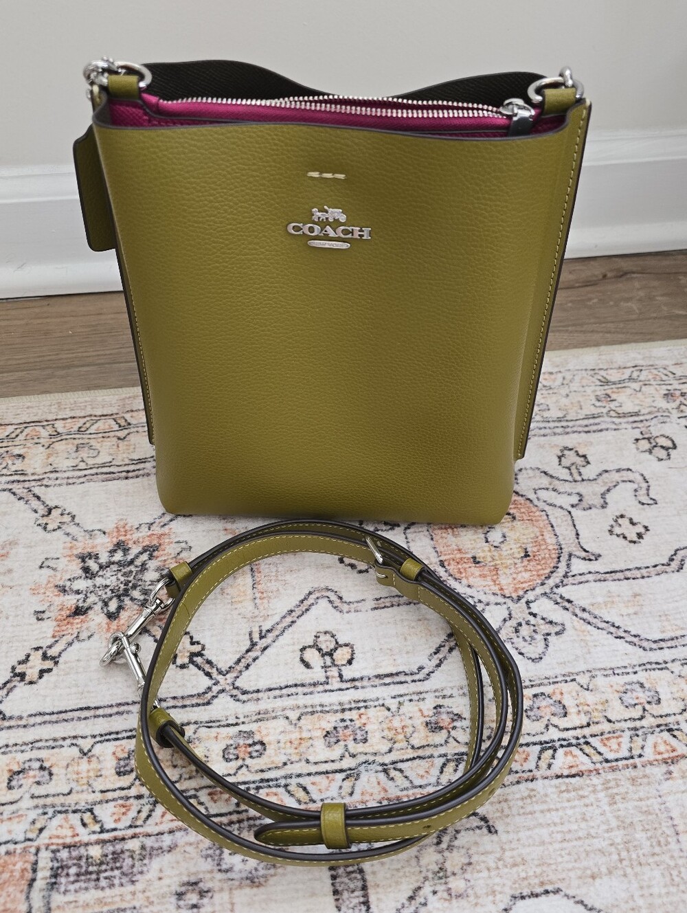๐ COACH Olive Green Leather Shoulder & Bucket Bag with Fuchsia Zip Accent ๐ - Picture 4 of 4